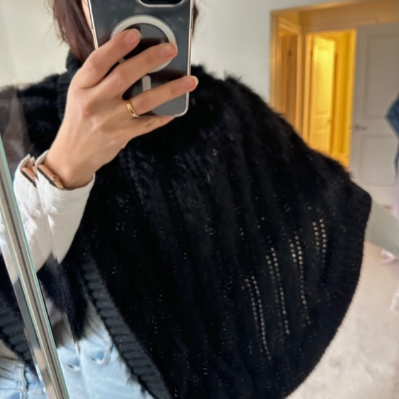 Black Poncho With Fur - Picture 3 of 3